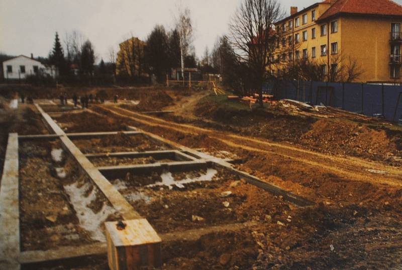 Český Krumlov v roce 1998. Stavba obytného souboru Vyšehrad. Stav na začátku dubna.