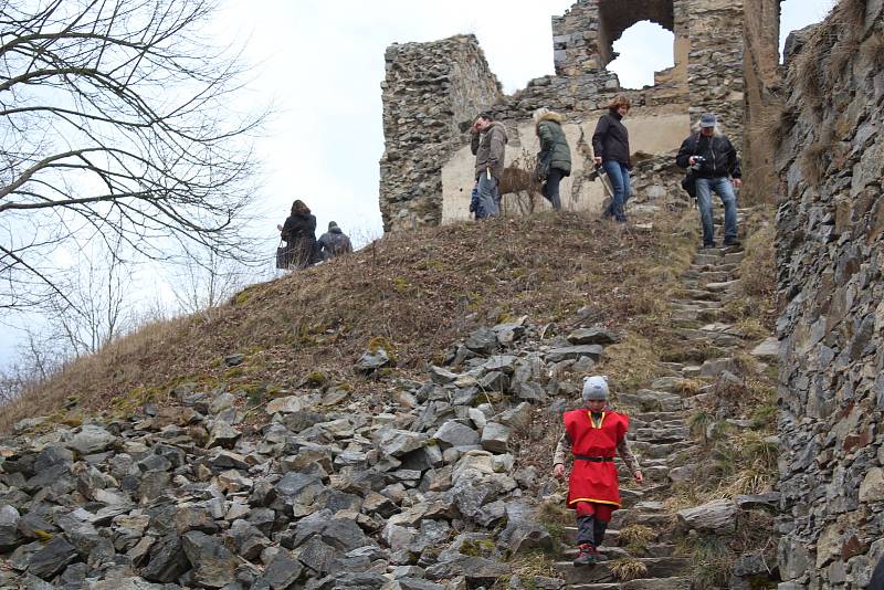 V neděli byla oficiálně zahájena sezóna na zřícenině Dívčí Kámen. Den plný zábavy s hrou o poklad, dílnami, střelbou z luku a kuše či školou žonglování  si užily stovky dětí i dospělých.