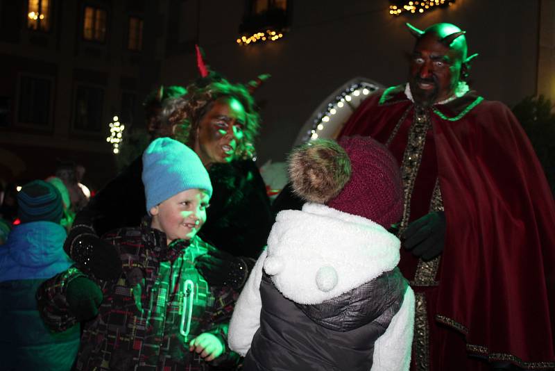 Děti na krumlovském náměstí zažili nevídané. Tanec s pekelníky.