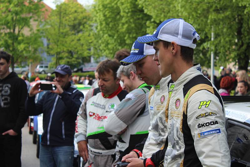 Sedmačtyřicátý ročník Rallye Český Krumlov byl v pátek odpoledne zahájen v Jelence.