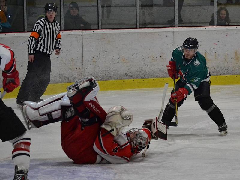 2. finále: HC Slavoj Český Krumlov (zelené dresy) - HC Strakonice 7:3 (0:1, 4:1, 3:1).