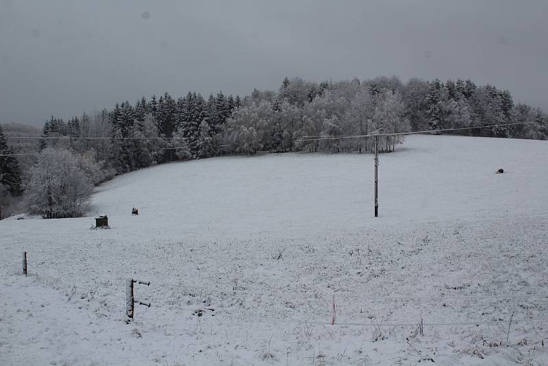 Na Nové Hospodě v sedle mezi Brlohem a Chvalšinami také leží sníh. Před desátou dopolední tam byl 1° C.