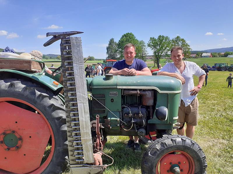 První traktoriáda ve Chmelné se skvěle vydařila. K vidění bylo plno traktorů a obdivovalo je mnoho návštěvníků.