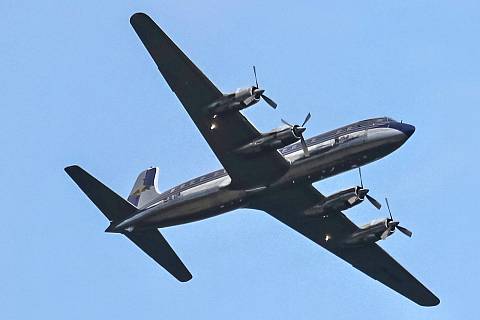 Letoun Douglas DC-6B z flotily týmu The Flying Bulls při průletu nad Planou před třemi lety.