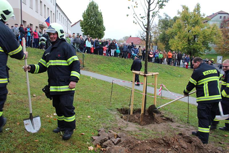 Sobotní odpoledne obyvatelé Malont věnovali oslavám vzniku republiky. Nechyběl ani ohňostroj.