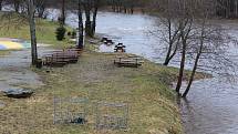 Vltava zaplavila břehy u chatek u Všeměr nad Větřním.