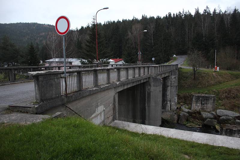 Most přes Vltavu pod lipenskou elektrárnou.