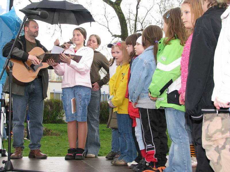 Folkové vystoupení dětí z místní základní školy.