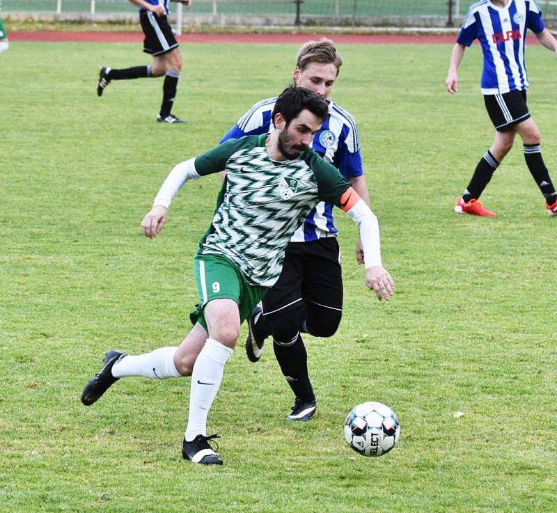 Českokrumlovští fotbalisté (v zelenobílém) potvrdili v Blatné roli favorita a poslední tým krajského přeboru deklasovali 7:0.