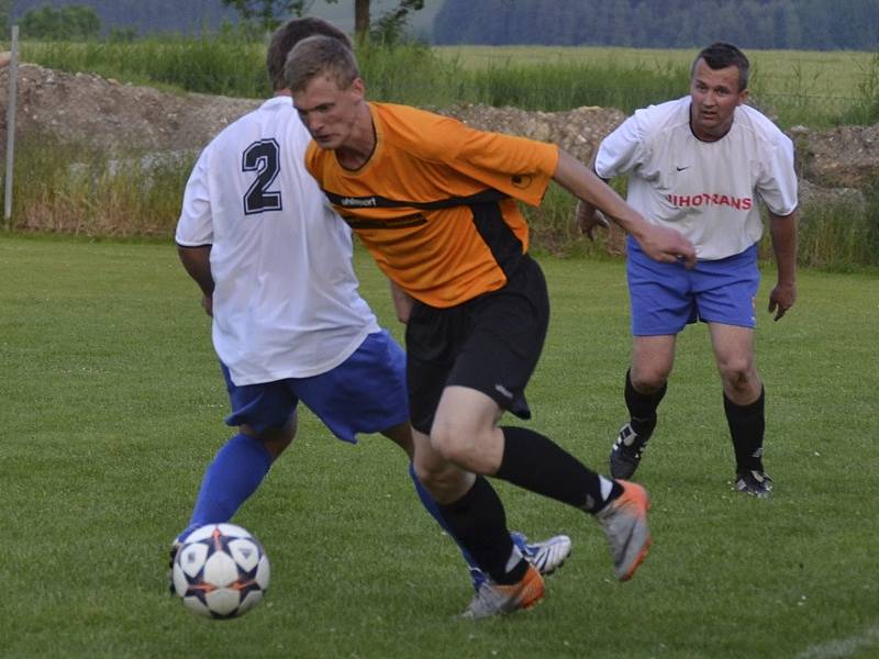 Dohrávka 14. kola OSM: Křemže B (v bílém) - Velešín B 0:4 (0:2).