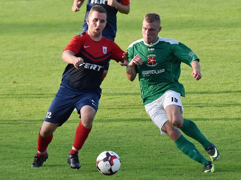 Divize (skupina A) - 3. kolo: TJ Spartak Soběslav (modročervené dresy) - FK Slavoj Český Krumlov 3:0 (1:0).