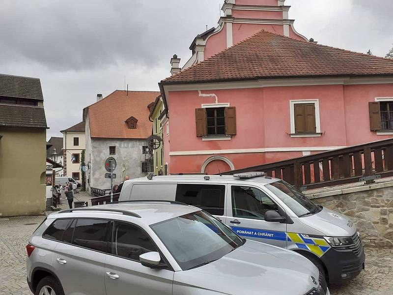 Tělo utonulého vodáka našli policejní potápěči na česlech Krumlovského mlýna.