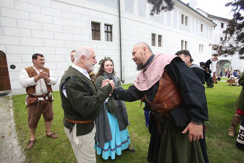 Český Krumlov se probouzí k životu. V sobotu ve dvě hodiny odpolende vyšel historický průvod z pátého zámeckého nádvoří. Zahájil tak kvůli Covidu-19 letos opožděnou sezónu.