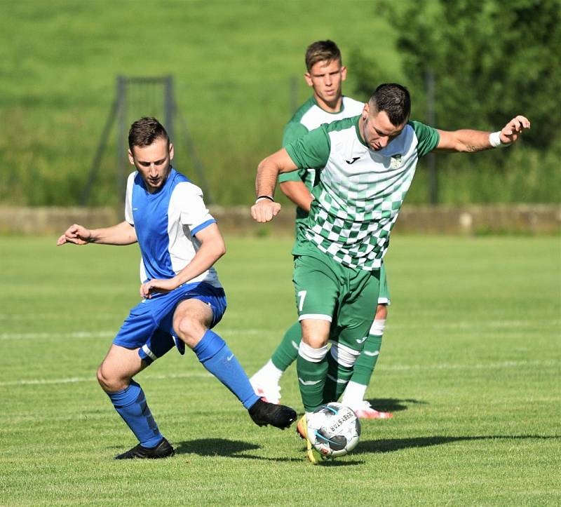 Fotbalisté Olešníku (v modrobílém) v rámci Turnaje přátelství porazili Český Krumlov vysoko 5:1.