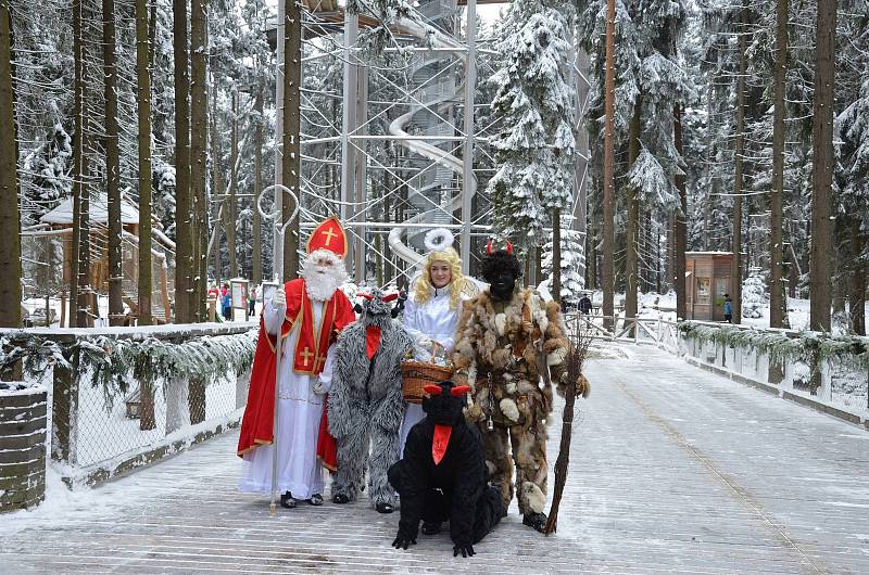 Mikulášská nadílka na lipenské Stezce korunami stromů.