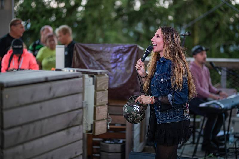 Olga Lounová s kapelou si zazpívala na stezce v korunách stromů v Lipně nad Vltavou.