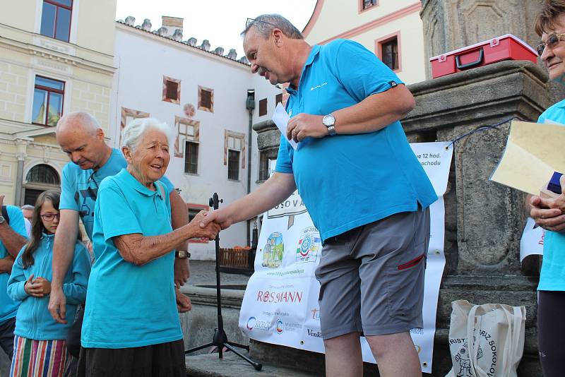 Členové Klubu českých turistů si dali dostaveníčko v Českém Krumlově a pak vyrazili na pochod.