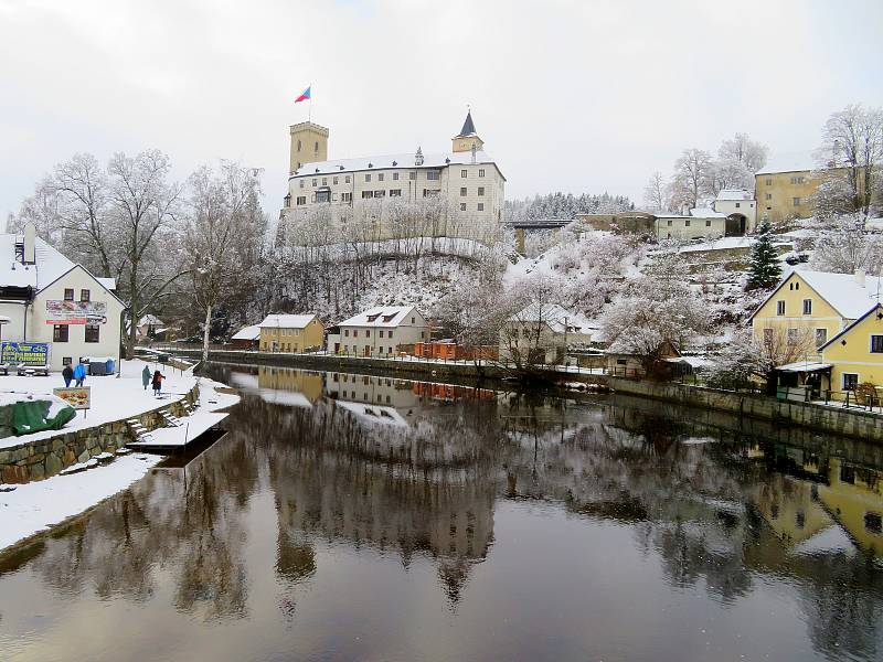 První sněhová nadílka a první adventní neděle v Rožmberku nad Vltavou.