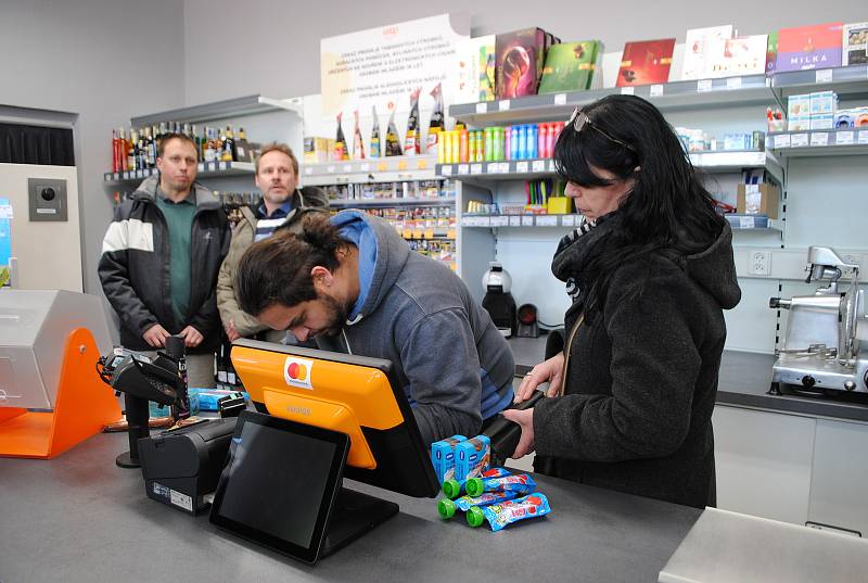 V Bujanově na Kaplicku otevřel COOP automatický obchod. Mezi prvními nakupujícími byli Zbyněk Mohalik s maminkou (na snímku v popředí).