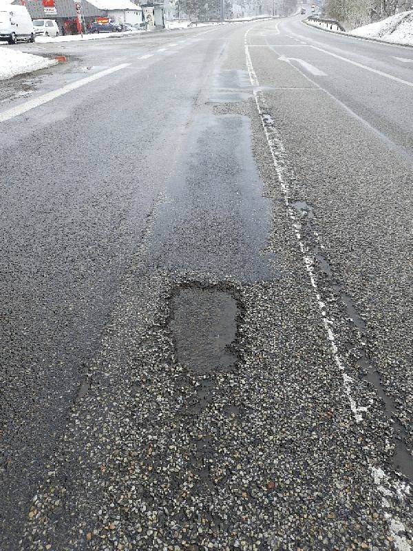 Výtluky na silnici I/3 (E55) v úseku mezi Holkovem a Dolním Dvořištěm.