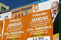 Takto vypadaly včera některé výlepové plakátovací plochy v Českém Krumlově. Bez vědomí majitele a bez zaplacení.
