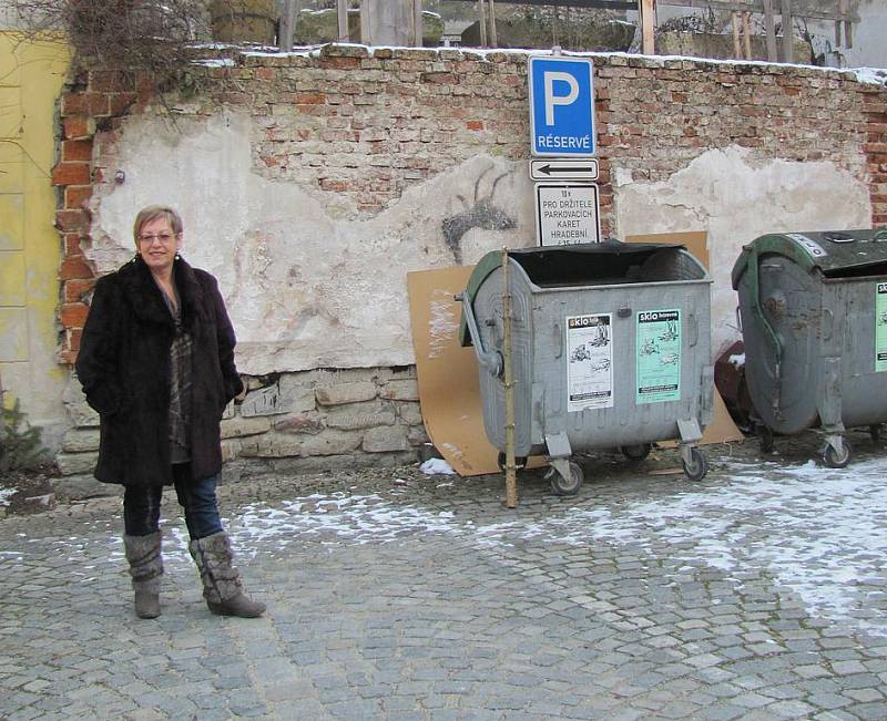 Kontejnery v Hradební ulici řešilo město už několik zim.