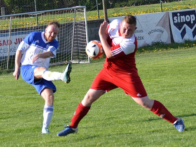 OP muži - 15. kolo: Sokol Křemže (červené dresy) - FC Lipno 7:3 (3:2).