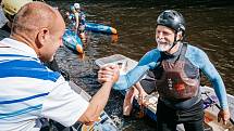 Petr Pavel ještě coby kandidát na prezidenta si během Krumlovského vodáckého maratonu dal pěkně do těla.