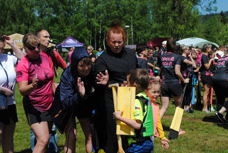 Závody dračích lodí na Lipně v sobotu 21. května 2022 zahájily lipenskou letní sezónu.