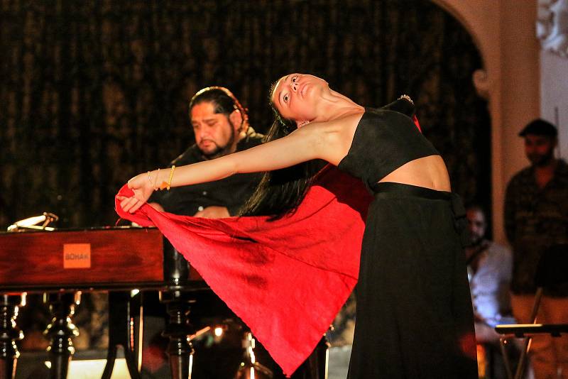 Cigánští Diabli představili v rámci Mezinárodního hudebního festivalu Český Krumlov svoje pojetí tragického milostného příběhu Carmen.