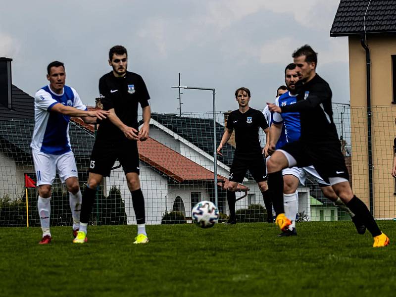 Fotbalisté Dolního Dvořiště (v černém) deklasovali v 20. kole I. B třídy v okresním derby Loučovice 10:0.