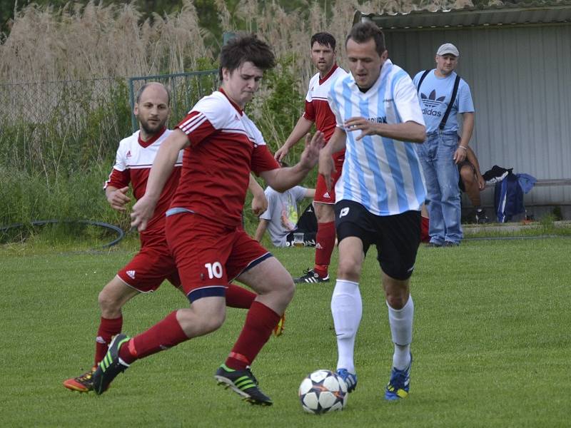 I. B třída (skupina A) - 23. kolo: Sokol Křemže (v červeném) - FC Šumava Frymburk 0:1 (0:0).