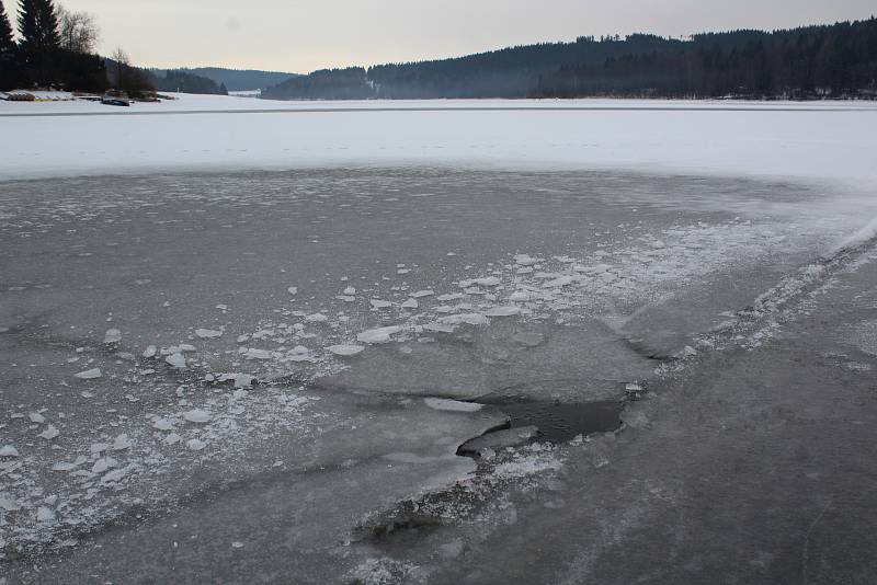 Na Lipně se bruslí, varování navzdory, led ale kvůli teplotám nad nulou taje a jsou v něm pukliny, díry i místa zalitá vodou.