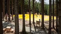 Velká trampolína je jednou z atrakcí lipenského Království lesa.