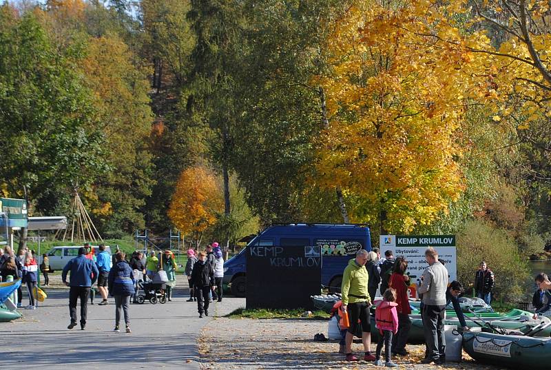 Podzimní zamykání Vltavy v kempu Krumlov.