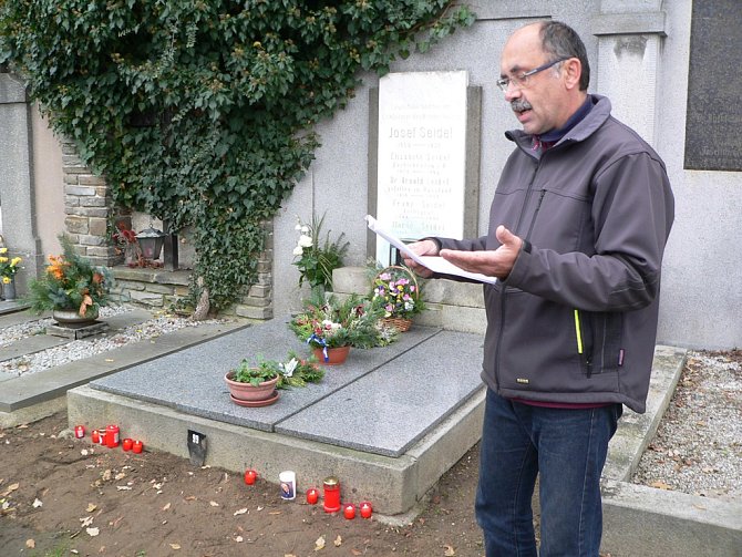 Deníkovské zapalování svíček u hrobu Josefa Seidela.