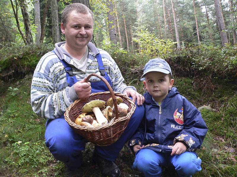 Stanislavové Haklovi ze Zubčic jen na chvíli vyběhli do lesa.