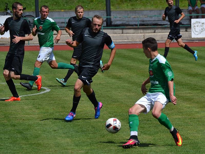 Fotbalová příprava: FK Slavoj Český Krumlov (zelené dresy) - TJ Olešník 1:2 (0:1).