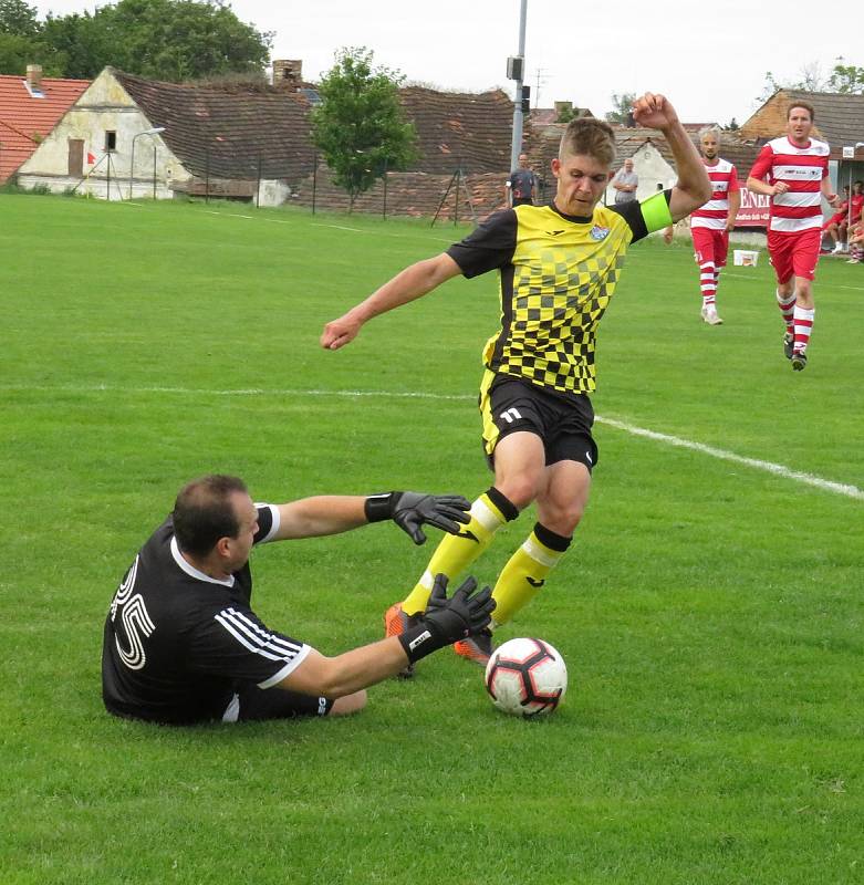 V úvodním utkání v rámci přípravy na nový ročník soutěží fotbalisté Kaplice prohráli ve Lhenicích 1:2.