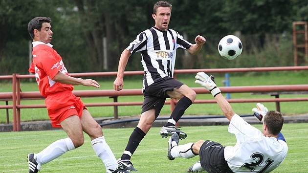 V 18. minutě se Martin Kollár (uprostřed) přes Faláře dostal do vápna a přehodil vybíhajícího Formánka na 1:0. Pojistku však už spartakovci z množství vyložených šancí nepřidali a po laciné brance soupeře si připsali nečekanou domácí ztrátu.