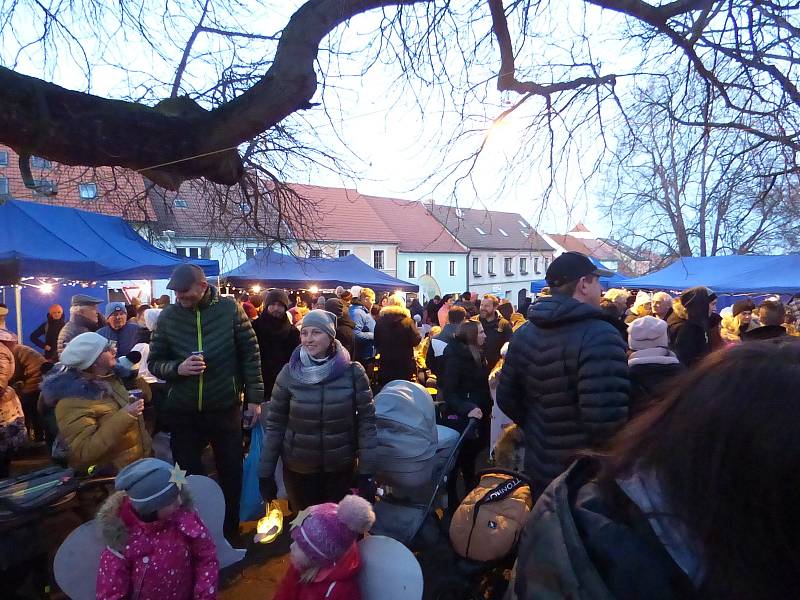 Adventní charitativní trh ve Velešíně, průvod andělů a rozsvícení vánočního stromu.