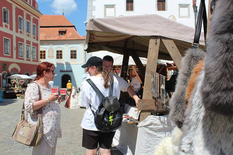 Zajděte si na jarmark Zahradních slavností na náměstí. Proslýchá se, že příští týden už tam nebude.