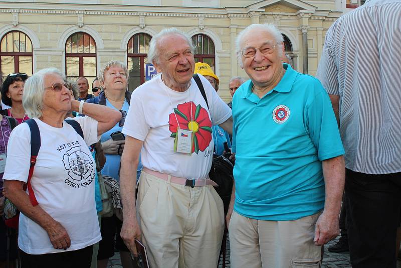 Při zahájení pochodu byli slavnostně oceněni zasloužilí členové KČT.