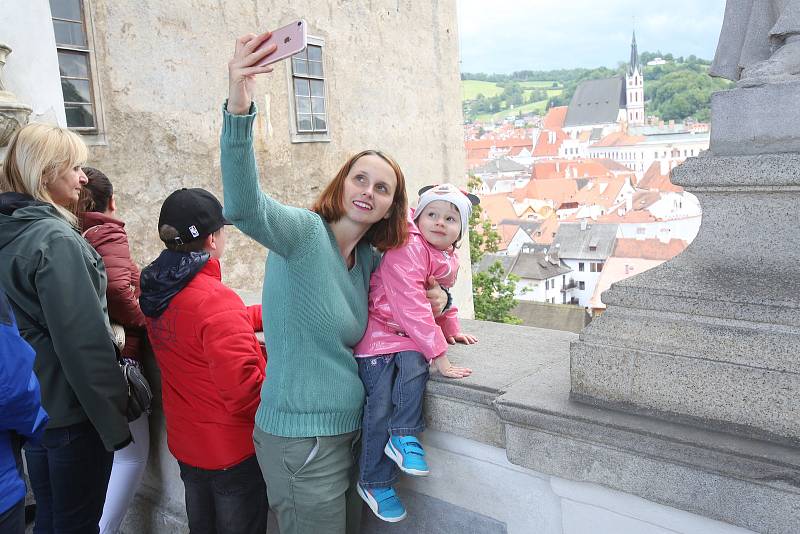 Český Krumlov se probouzí k životu. V sobotu ve dvě hodiny odpolende vyšel historický průvod z pátého zámeckého nádvoří. Zahájil tak kvůli Covidu-19 letos opožděnou sezónu.