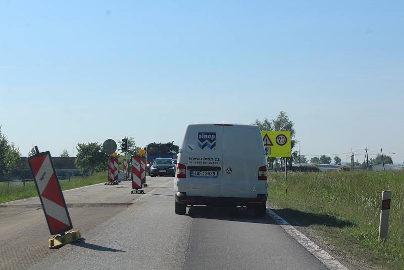 Šoféry jedoucí ve směru od Českých Budějovic do Kaplice a dál, čeká další čekání v koloně aut.