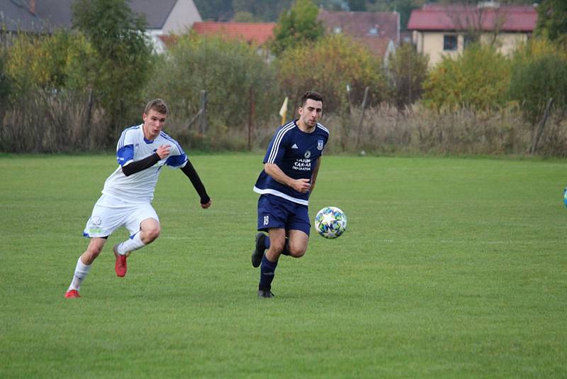 Fotbalisté Dolního Dvořiště (v modrém) prohráli v Hrdějovicích 0:4.