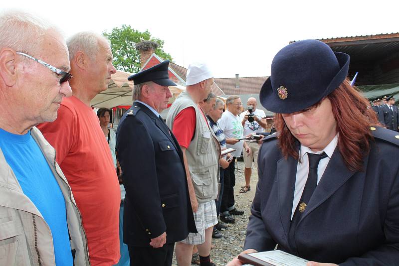 Novou zbrojnici si mohli v sobotu po otevření všichni zájemci prohlédnout. U slavnostní příležitosti byli oceněni zasloužilí členové SDH Dolní Dvořiště.