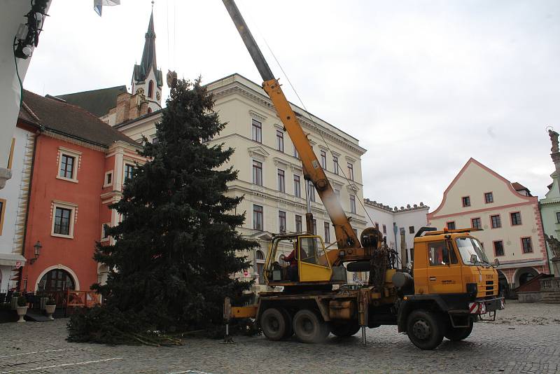 Pokus číslo jedna. Instalace vánočního stromu v pondělí na českokrumlovském náměstí.