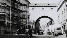 Krumlovská osmdesátá. Oprava fasád na Latránu, říjen 1985.