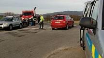 Na křižovatce silnic I/39 a II/155 nad Harazimem došlo k nehodě osobního auta a motocyklu.